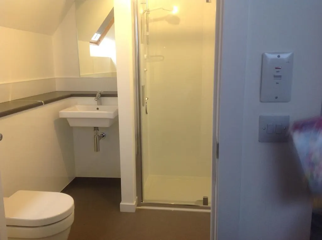 East West Property Aberdeen 3*,